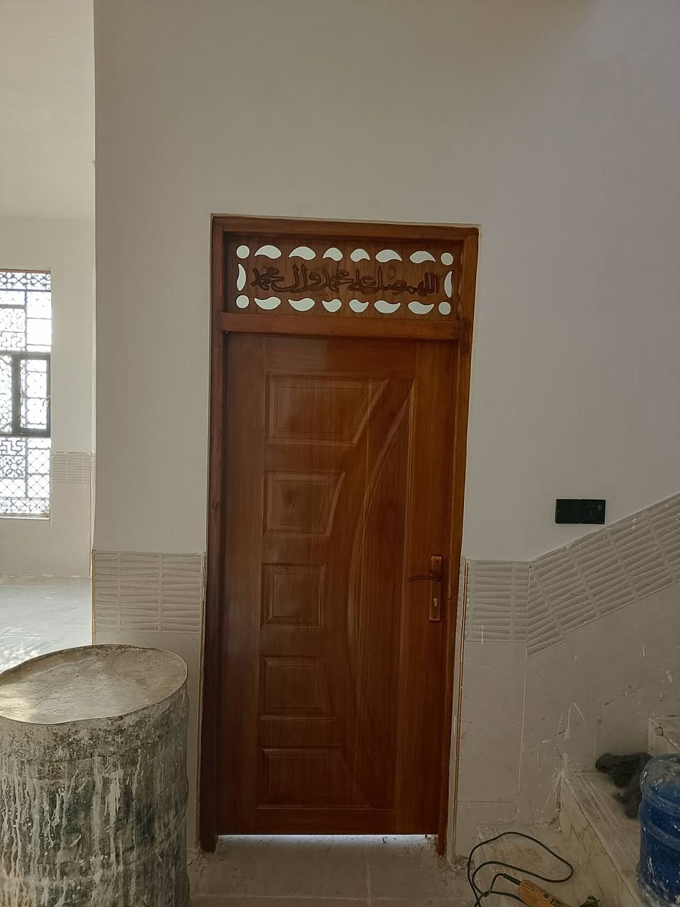 البيت للبيع طابو زراعي 300 متر سند 25 حي الامين الثاني مقابل المدارس خدمات كامله بناء 2025 ثلات غرف نوم استقبال مطبخ صاله صحيات داخل وخارج كراج حديقه البيت فارغ مامسكون سعر على الاتصال ***********
