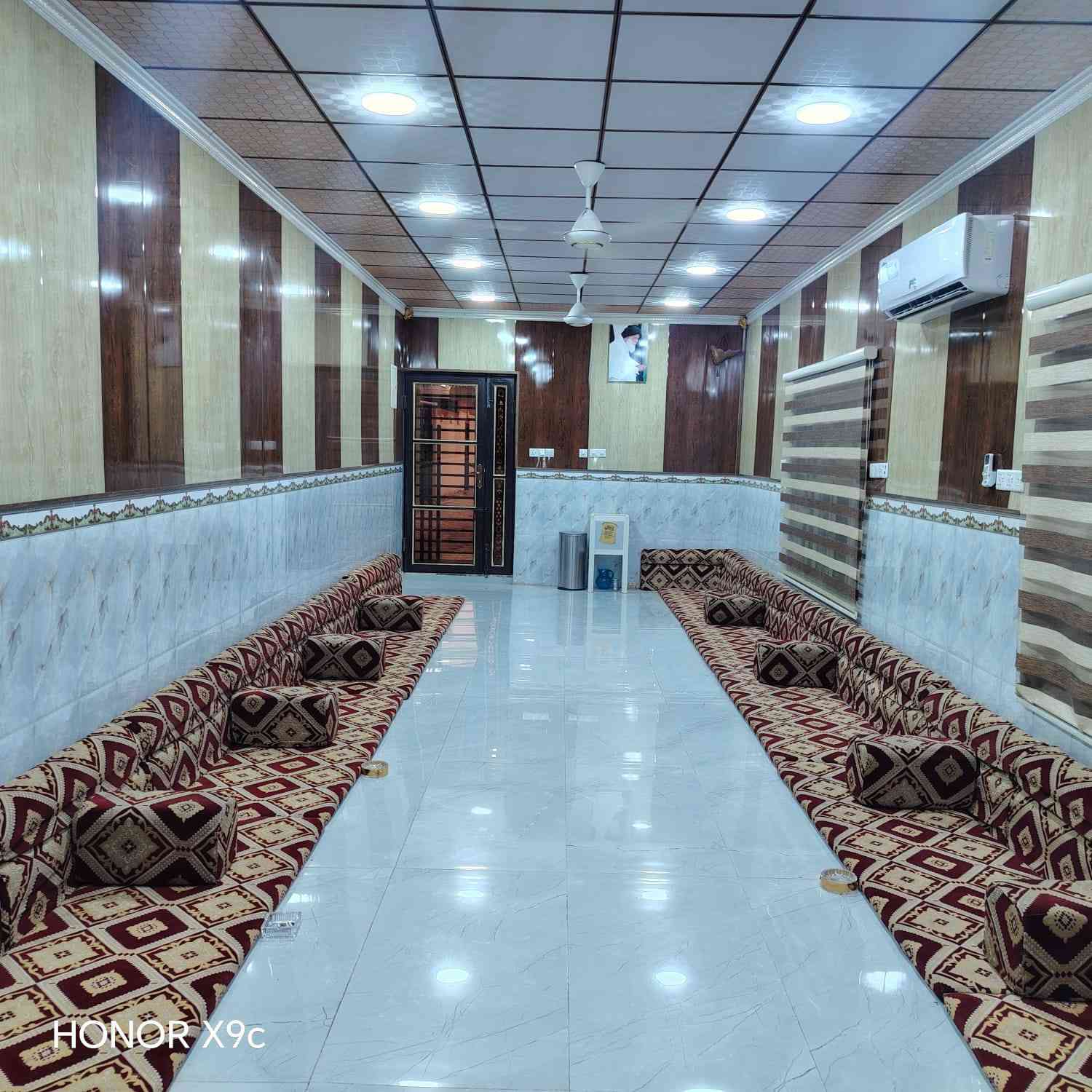 بسم الله الرحمن الرحيم اللهم صل على محمد وال محمد
ثلاث منازل للبيع مساحتهن 1000 متر البيت الاول 500 متر والثاني والثالث على 250 متر طابو  سند 25 تنازل بالمحكمه في النجف الاشرف طريق نجف كربلاء عمود 270 خلف الحسينيات مباشر يصلح حسينه  او منزل يحتوي على طاقه شمسيه 26 انبير ليل نهار مع بقاء الاثاث يبعد عن شارع يا حسين 25 متر شارع عرض 8 متر ماء وكهرباء رسميه السعر خاص للاستفسار ***********
