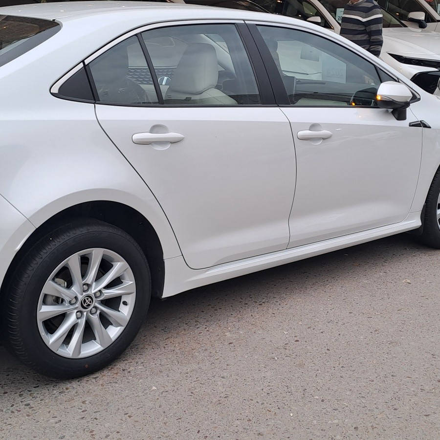 ♦️Toyota Corolla 2️⃣0️⃣2️⃣4️⃣ تيوتا كورلا ♦️

🔸️بانزين فقط
🔸️خليجي   غير مستخدم 
🔸️محرك 1.8 لتر (1800 سي سي)، 4 سلندر.
🔸️ناقل حركة أوتوماتيك CVT.

🔸️دفع أمامي (FWD)
🔸️فتحة سقف (سلايد).

🔸️مصابيح أمامية وخلفية LED.

🔸️كشافات ضباب أمامية LED.

🔸️جنوط (ويل كب) ألمنيوم قياس 16 أو 17 بوصة.

🔸️مرايا جانبية كهربائية مع إشارات ترحيبية.

🔸️حساسات أمامية وخلفية.
🔸️تشغيل بصمة ودخول ذكي (بصمة أبواب).

🔸️شاشة ترفيه وسطية تعمل باللمس (تدعم أبل كاربلاي وأندرويد أوتو).

🔸️مقاعد جلد أو مخمل (لونين).

🔸️تكييف إلكتروني قطعتين (أمامي وخلفي).

🔸️عدادات ديجيتال.

🔸️تحكم من المقود (ستيرن) مع مثبت سرعة.
🔸️نظام فرامل ABS + نظام توزيع قوة الكبح EBD.

🔸️نظام الثبات الإلكتروني (VSC).

🔸️وسائد هوائية أمامية (عدد 2).

🔸️كاميرا خلفية.

🔸️الضمان:

ضمان وكالة ساز (SAS)  لمدة 3 سنوات أو 100,000 كم، مع خدمات صيانة مجانية. 

السعر : 29,500,000 دع

اشتري بثقه 💯 
شركة عراقنا لتجارة السيارات 
بغداد-معارض البياع شارع الرئيسي
***********
