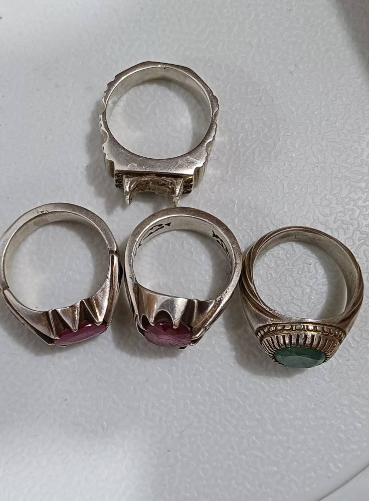 ٣ محابس صياغة ثقيلة ٢ ياقوت افريقي طبيعي وزمرد افريقي وقالب فضة 51 غرام ابيع شلعة وحدة
شكد يسون وهذا رقمي للتواصل: ***********
