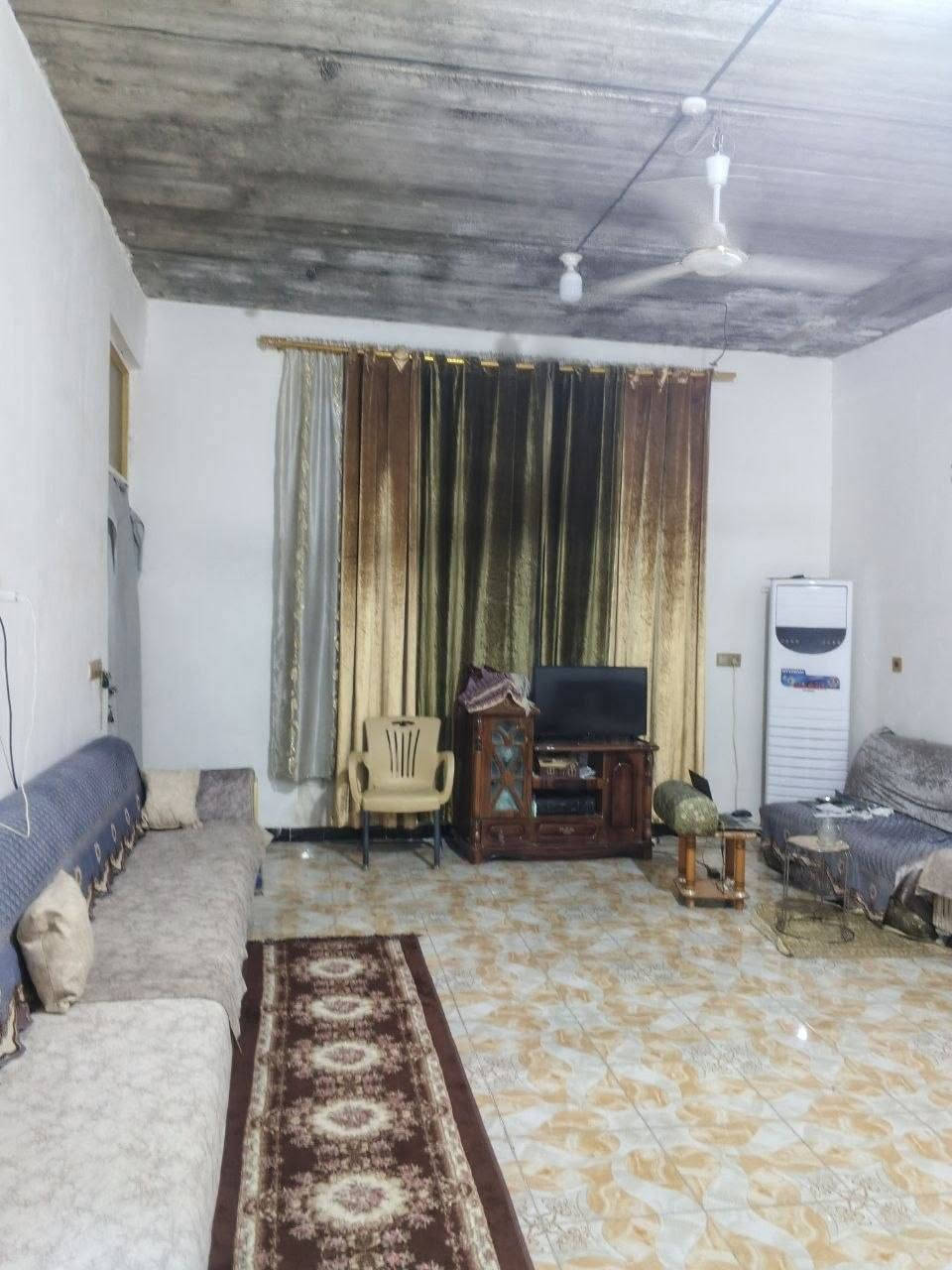 بيت للبيع طابو صرف مساحته ٤٠٠ متر في حي الفرات قرب معمل السمنت او قرب حي الجامعة 
بناء حديث متوفر خدمات مي وكهرباء وقريب على الشارع العام غرفتين جوه ٥×٤ وصاله  ٥×٦ والاستقبال ٥×٦ والمطبخ ٥×٥ 
مع طابق ثاني غرفتين نفس الجوه وصاله وحمام مع وجود حديقه جانبيه يمين ويسار البيت وكذلك متوفر مولد ٢٤ ساعه لقربه من برج اتصالات السعر ١٨٠ وبي مجال 
***********
