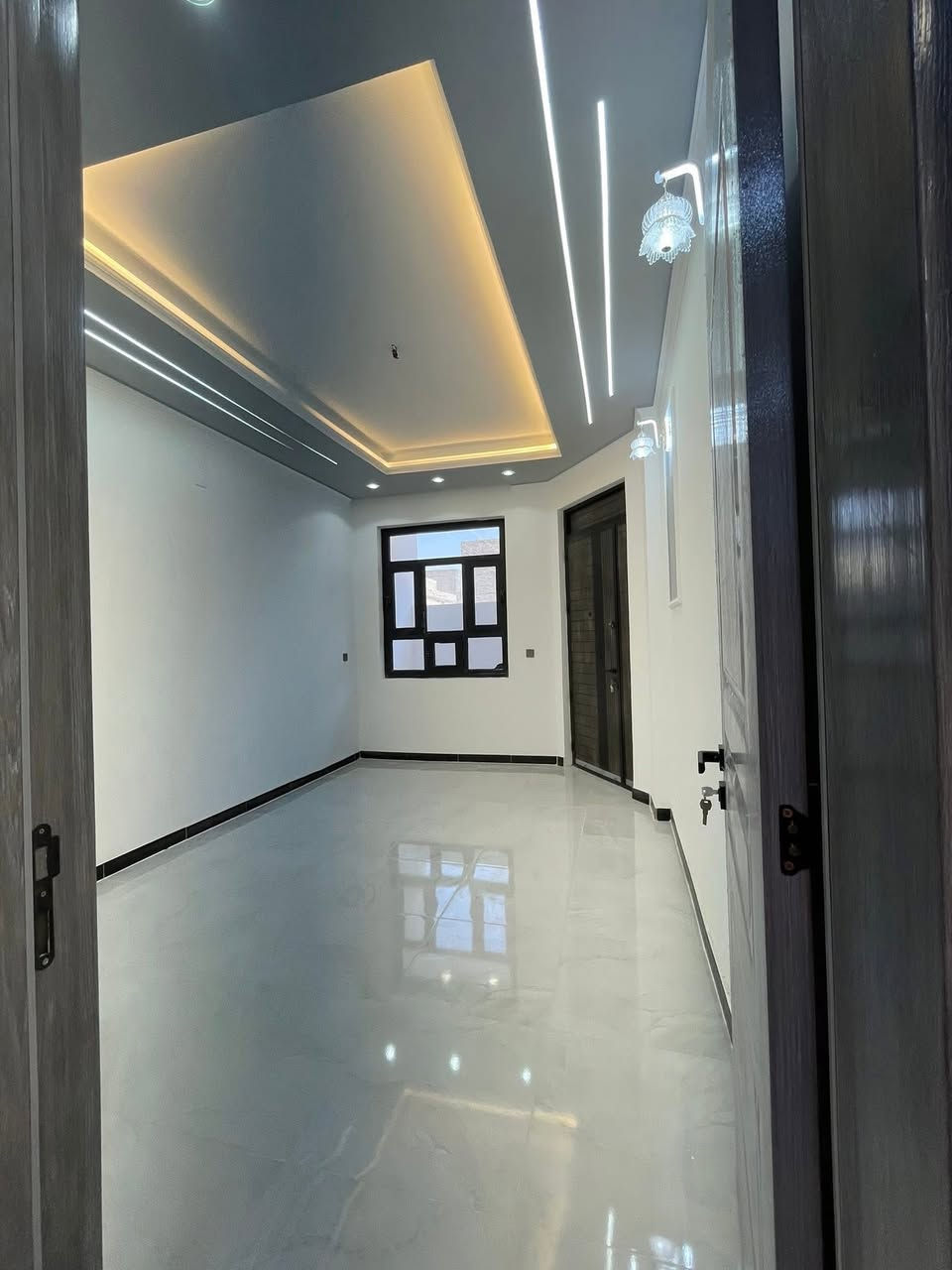 السلام عليكم
الدار للبيع 100متر واجهة 6وربع نزال 16 متر طابقين وبيتونة
سند 25 باسمي تنازل شركة  بدون دلالية
السلطان الثاني 
يحتوي على 3 غرف نوم وصالة ومطبخ وخدمات عدد 2
وحولي وبيتونة كبيرة للاستفسار الاتصال بالرقم *********** او *********** ابو احمد 
والسعر علخاص
