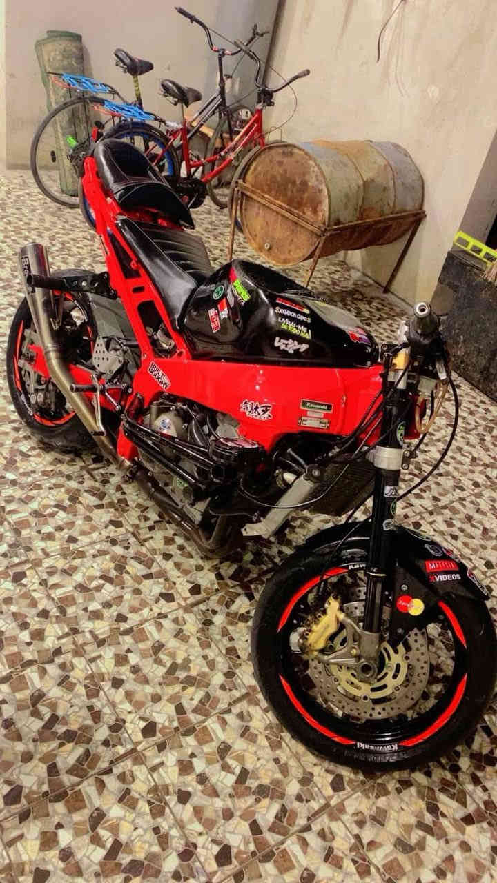 السلام عليكم 🫡 كاوسكي ٢٠٠٤ ( ٦٣٦)
للبيع مفوله تزويد يدات برمبو وفجوج توكيكو
بكره زنجيل حجم ٧٥بريك خلفي بالستيرن وبالرجل اثنينهن يشتغلن 
مكينه كفاله عامه برغي مامفتوح بيه عليه ادامه كامله دهن موتول تنضيف نوزلات فيتبم كله جديد مي راديتر جديد مابيه أي نقص الدراجه كامله مكمله عنوان بغداد غزاليه رقم الهاتف ***********
