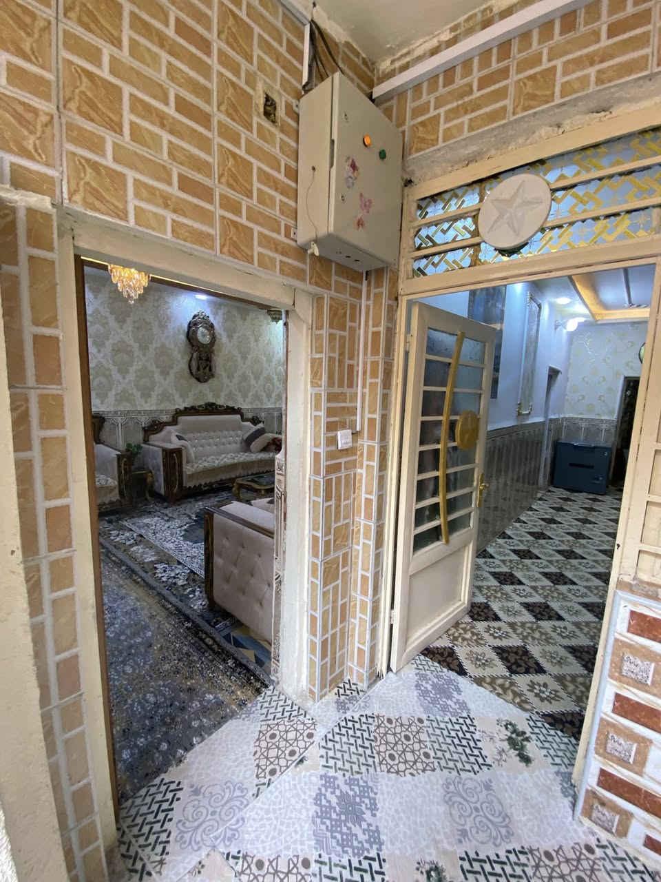 منزل للبيع في كربلاء المقدسة منطقة الجاير
المواصفات العامة:

المساحة 100 متر مربع.

نظام البناء طابق ونصف.

مادة البناء طابوق.

الموقع الجاير بالقرب من صيدلية صافي الصفاء.

يقع البيت داخل فرع مغلق بعرض 7 أمتار.
التفاصيل الداخلية:
يحتوي البيت على غرفتين نوم.

غرفة استقبال منفصلة تماما.

مطبخ منفصل.

يحتوي على 3 صحيات.
يحتوي على خلفيتين (منور).
المميزات والموقع:

يبعد عن الإمامين مسافة كيلو ونصف تقريبا.
نوع العقار سند 25.
للتواصل والاستفسار يرجى الاتصال على الرقم:
 *********** متوفر واتساب 💗
