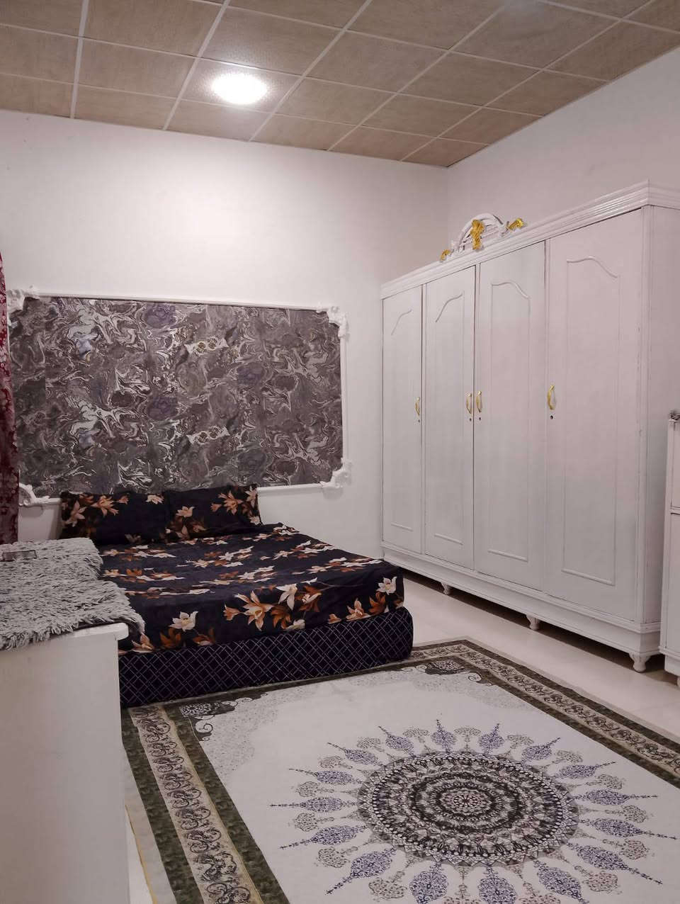 يالله سلام عليكم بيت مساحه البيت م150البيت بنه بلوك سنه  البنه 2023 سكف البيت سندويج الساس كله مسلح يتكون البيت من غرف 2+ديوانيه +صاله مفتوحه ع المطبخ صحيات داخليه وخارجيه عنوان الدار التنومه صالحيه قرب سيد جابر سعر الدار 53وبي مجال هاتف ***********
