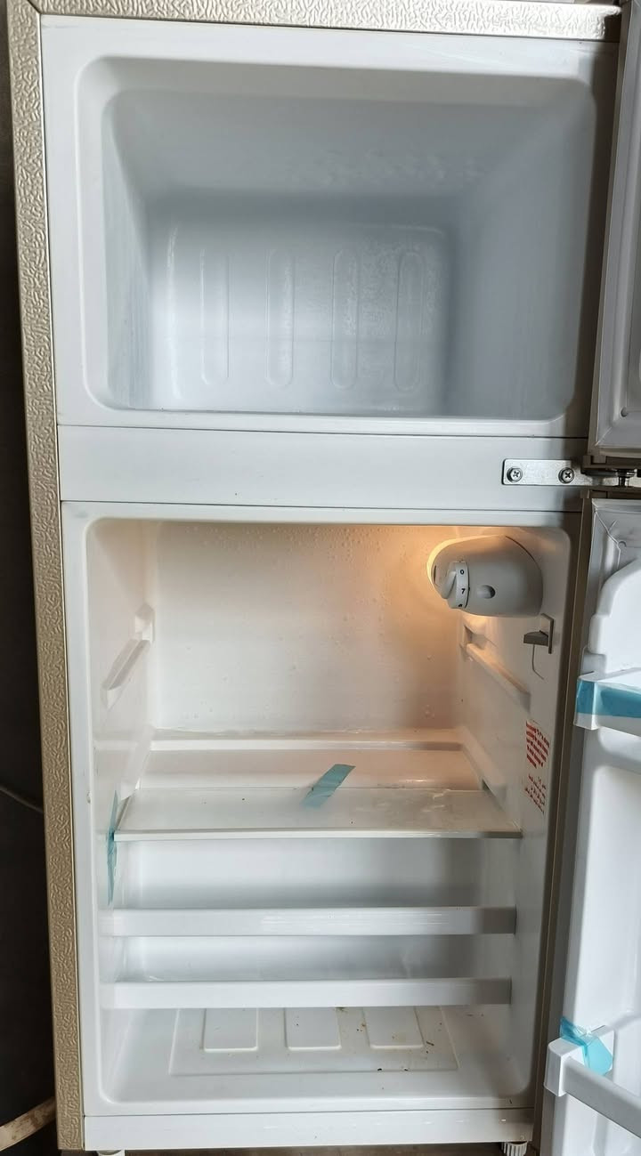 ثلاجة حجم صغير مستخدمة كلش قليل، جديدة وبالشرط 
سعرها 95,000
شراي اتصل على هالرقم 
***********
