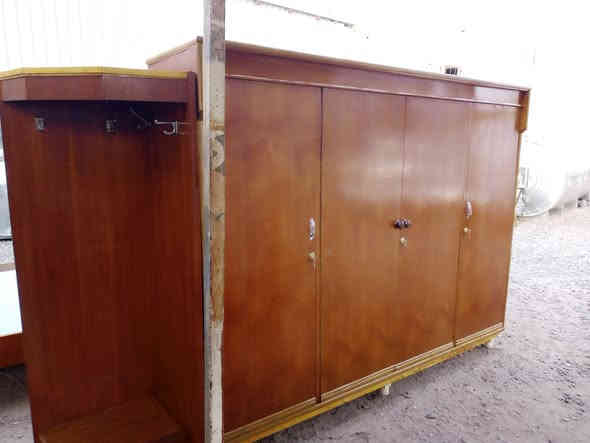 السلام عليكم ورحمه الله 
غرفه صاج عراقي 4ابواب خشب ثقيل
السعر 375الف
الاتصال مع ابو محمود طارق الحياوي 
رقم ***********
***********
