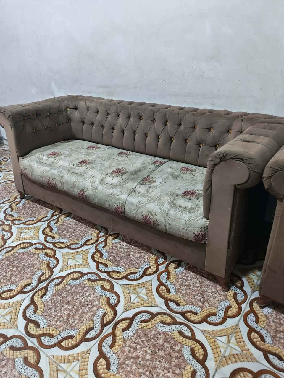 السلام عليكم تخم 10 مقاعد كراسي 2 وقنفات كبار 2 ووحده صغيره بي اضرار سعره 150 بي مجال  مكاني نادر كراغول قرب مول اهل الخير 2 للاستفسار ***********
