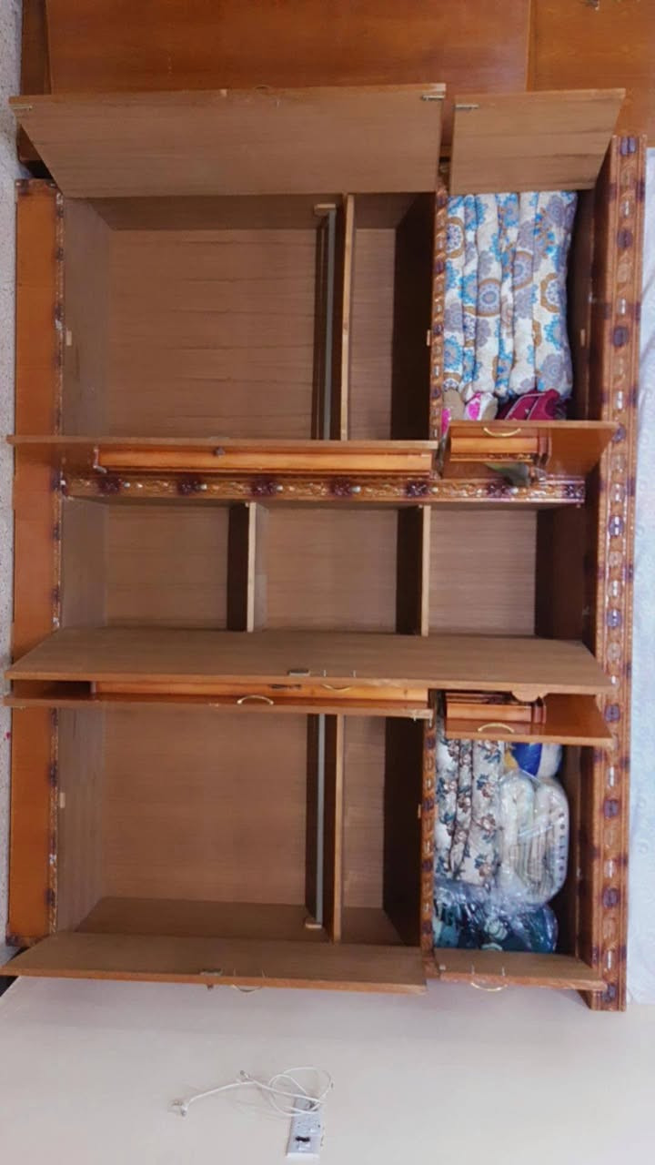 غرفة للبيع السعر ٦٠٠وبيها مجال                     ***********
