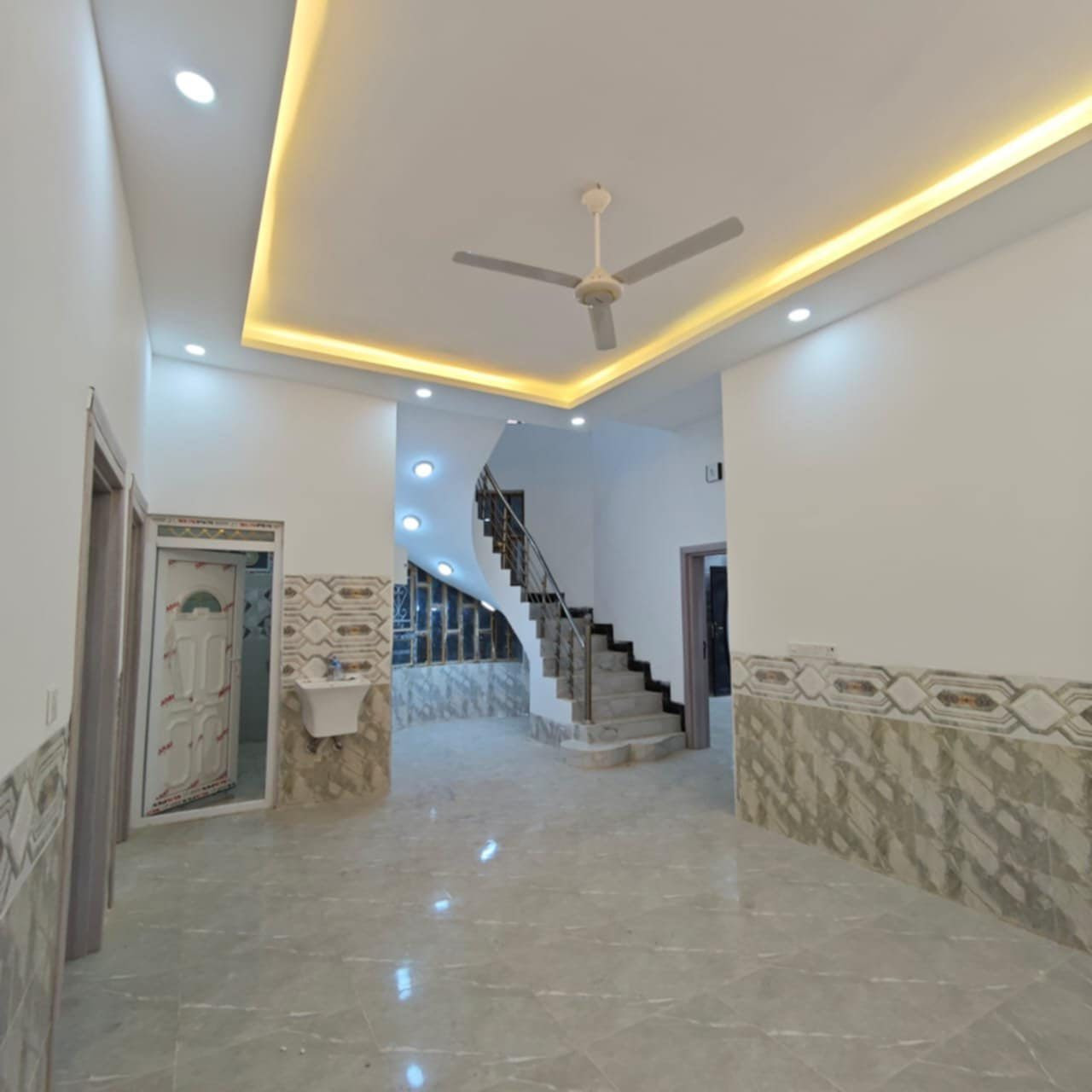 دار للبيع تكريت الديوم حي التوحيد
المساحه 200م وجه 10م ونزال 20م 
بناء حديث فووول ترتيب 
اربع غرف نوم واستقبال وصاله ومطبخ وحمامات
السعر 140 مليون وبي مجال 
للاستفسار *********** و ***********
