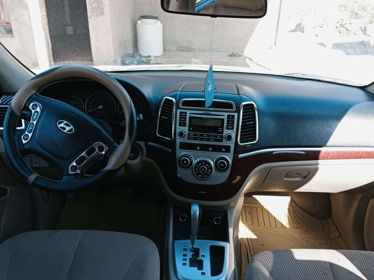 سلام عليكم 
سنتافي  2008خليجيه
6سلندر
7راكب
3قطع تبريد 
فور ويل
تخم تاير جديد
باتري جديد
صدر خلفي امامي جديد
رقم بغداد دولي بسمي
سياره بيه تلث قطع صبغ
بدون دواخل اثر شخوط 
سياره كلش حلوه مكفوله من الضربه تبديل
السعر 120وبيه مجال بسيط
الاتصال ***********
