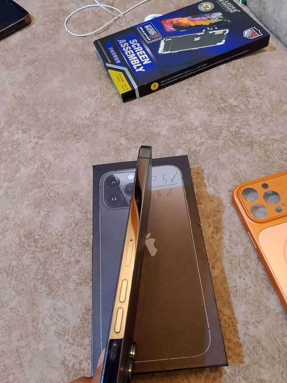 سلام عليكم ايفون 13برو ماكس ذ256 فايف جي  جهاز مبدل كامره اماميه وشاشه اصليه اصليه اصليه وكاله فول سلاسه ولمس والون شاشه مساويه ويه لفريم مابيه أي علو من تضغط عل شاشه ماطلع ألوان عبالك مال تفصيخ  وضهر مفطور مثل ماموضح بل صوره جهاز فول بل شحن نسه شي اسمه صرف شحن شاشه لقديمه مالته موجوده مثل ما موضحه بل صوره وحيده بيه فطر خفيف حيل مايبين هم انطيه ويه جهاز شغاله كلشي مابيه جهاز كله شغال فيس ايدي شغال للبيع او مراوس بجاز آخر  مكاني ديالى كنعان جهاز تاخذه ضمان يومين لاتصال او واتساب ***********.
