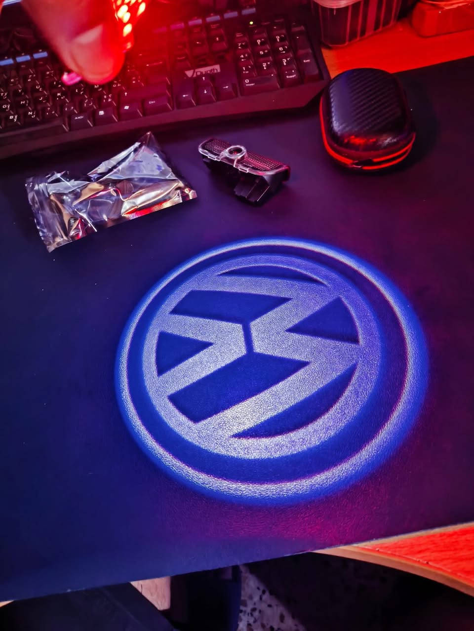 هذا مصباح LED ترحيبي لباب السيارة، مصمم خصيصاً لإسقاط شعار فولكس فاجن (VW) على الأرض عند فتح الباب.


**إذا كنت صاحب هذا الإعلان وتريد حذفه لأي سبب، رجاءا أرسل رسالة إلى الدعم الفني**