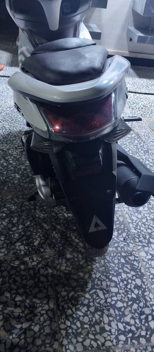 السلام عليكم دراجه. PSXجيل الاول حساس زدحام
مكينه 150  دراجه تخبل مكينتها ناعمه مثل ما موضح بصور سعر ،1300 بيها مجال لشراي العنوان بغداد المعامل الباويه ***********
