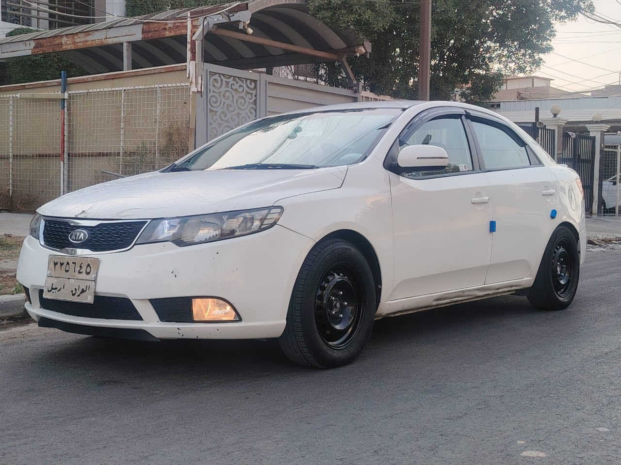 السلام عليكم سيراتو 2011 للبيع خليجي نص فول كير مكينه خير من الله كهربائيات كلهه شغاله سيارة اي نقص مابيهه شاشه كبيره داخل اسود وماروني  مري شفط لغد مكفول تدفئه  تبريد شغالات السياره خير من الله  السياره بيهه  كم قطعه صبغ تعتبر حزام ( قماره بنيد جنطه تكم) مكفولات اي صبغ مابيهن سياره رقمهه اربيل عندي وكاله عامه وتحويلهه ثاني يوم السعر 95 مكاني غزاليه
***********
