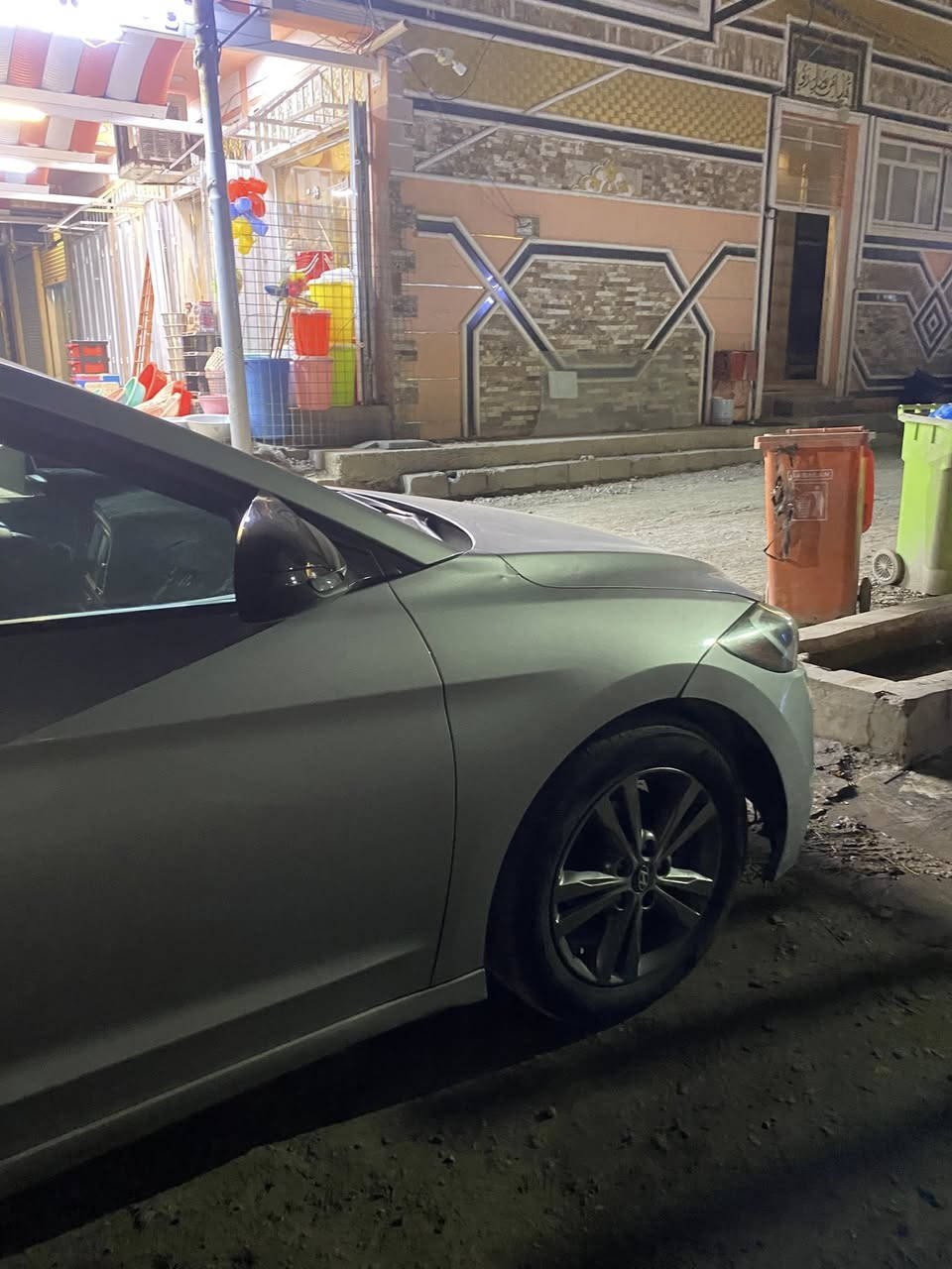 سلام عليكم هيونداي النترا 2018 وارد امريكي فول عدا البكلايت رقم بغداد انكليزي سنويه ساقطه قبل 3 اشهر ليبل واحد السياره عدا باب سايق ماشيه 134 الف  سعررها 135 ورقه وبيها مجال شي بسيط اقره المنشور واذا معجبك اعبرها 
حادثها مال امريكا موضح بصور بدون تبديل بدون صبغ 
ونطخ عندي باب سايق وبدلته وصبغته على كد ضربه منظومه تبريد جديده صدر امامي خلفي جديد باتري 
دينمو جديد داخلها حيل نظيف مكينه وكير مكفولات مسويلها ادامه كامله من منضومه بانزين ودسكات ومنظومه مي ومروحه جديده وباسمي وبالعافيه على ياخذها 
سياره جاهزه على اخر حبايه وعندي سونار بيها
مكان سياره 
بغداد ابو غريب شارع الزيتون

***********
