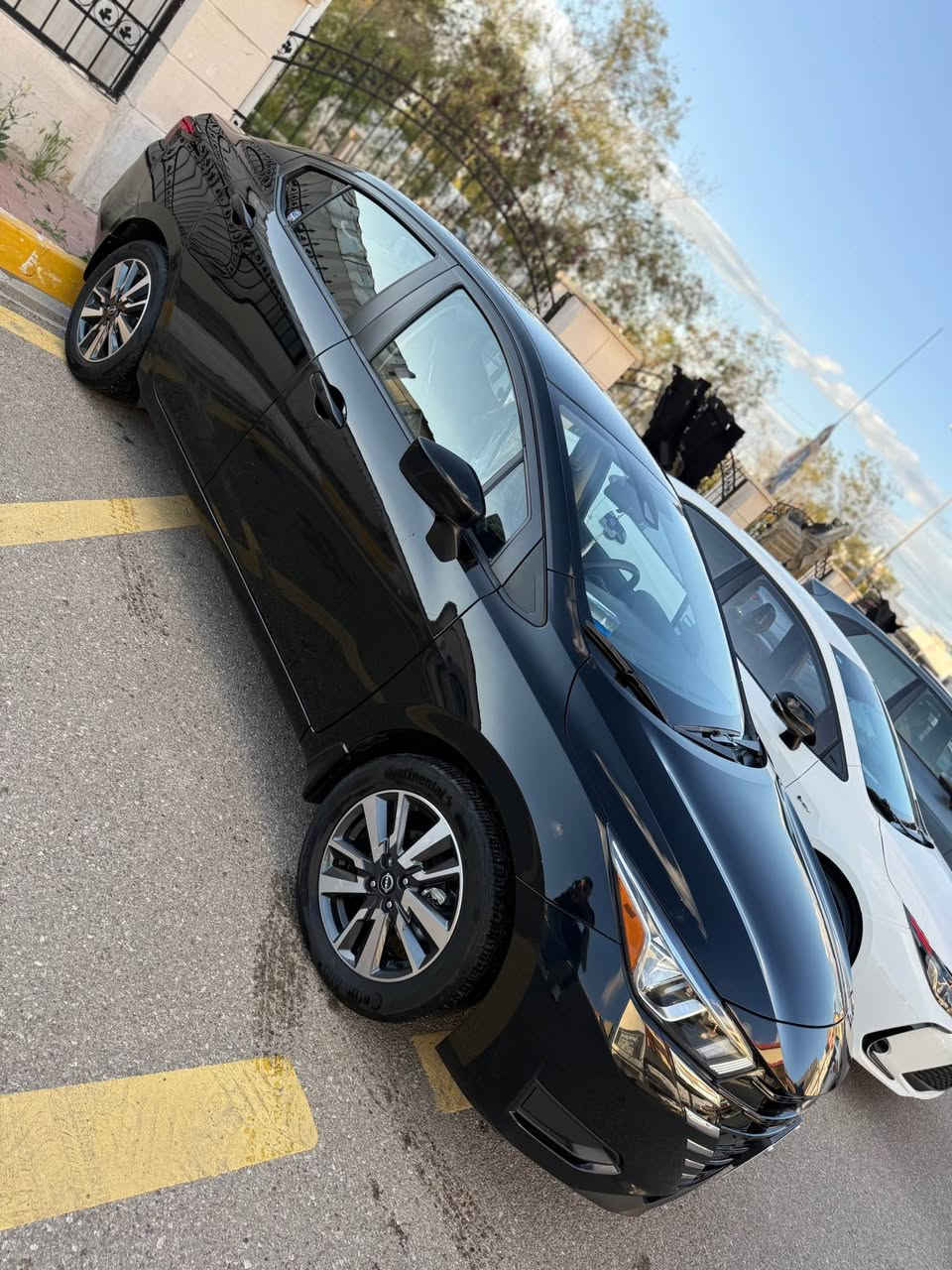 سلام عليكم
🚘 نيسان فيرسا 2024– فئة SV

✨ المواصفات:
 • تشغيل بصمة
 • رادار أمامي / خلفي / جانبي
 • حساسات خلفية
 • نظام Auto Stop
 • تحكم ستيرن جهتين
 • داخل لونين
 • ويل كروم
 • وباقي مواصفات الـ SV المعروفة

📌 الملاحظات:
 • سياره فقط صندوق صبغ بجم كبس بدون دواخل 
• رقم أربيل
 • سنوية جديدة
 • شرط التحويل

🚗 السيارة مرتبة وحلوة وجاهزة، بدون أي نواقص

📍 الموقع: كركوك
السعر 130وبيها مجال بسيط 
📞 *********** كركوك, العراق

