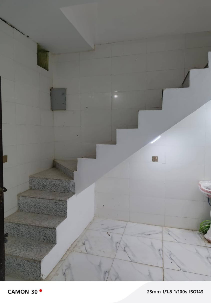 دار للبيع🏡المساحة: 50 متر 
الموقع: النجف شارع الصب مقابل ملحق قريه الغدير عمود 318

مواصفات البناء:
غرفه نوم وصاله ومطبخ صحيات ومنور
بناء مرتب (أساس + سقف كونكريت + طابوك)
أرضية بورسلين 

الخدمات:#بعد_عن_السوك 100متر 
ماء كهرباء مدارس سوق تبليط مولد

للاستفسار والاتصال:
‏‪***********‬‏
