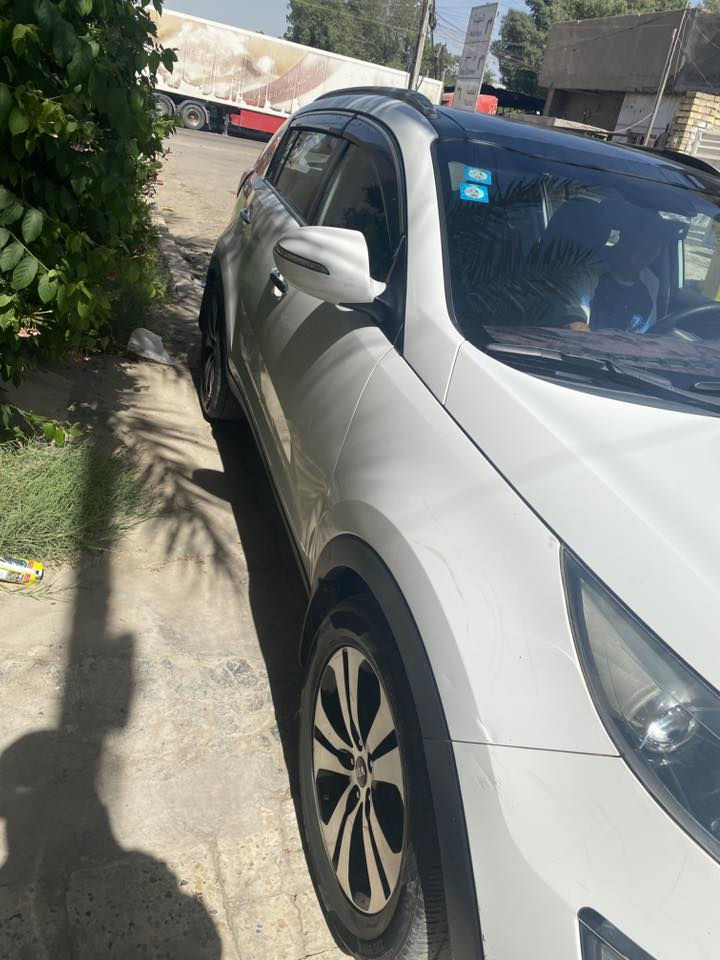 السلام عليكم
سبورتج ٢٠١١ خليجي محرك ٢٠٠٠دوش 
فول مواصفات عدى البصمه كامره خلفيه بلاد بانوراما فتحتين السياره ماشيه ١٨٥ 
داخل جلد ارضيه وكشنات 
الحادث موضح بالصور ضربه بين البابين بس انصبغن ثنينهن مباوك صبغ فقط بدون معجون تبريد شغال بالحقيقه احلى من الصور السياره
مكان السياره الدوره بغداد ***********
السعر ١٣٢ وبيها مجال
