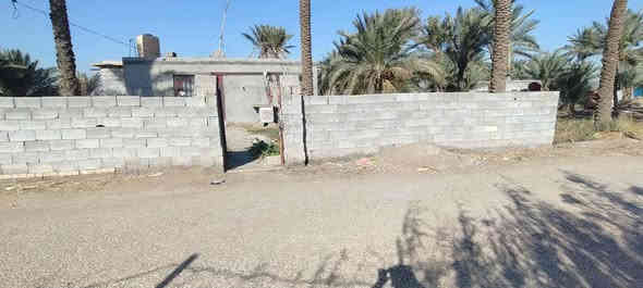 السلام عليك 
يوجد لدينا دونم بيه بيت بسيط مكون من صاله وغرفة نوم ومطبخ وحمام الدونم صايره مباشر على التبليط وجميع الخدمات موجوده ماء اساله وماء نهر وكهرباء ومدارس وأسواق وقريبه على نهر دجلة العنوان واسط قضاء الزبيديه منطقة أم سنيم 
طابو زراعي سند ٢٥ 
السعر جداً مناسب ٢٠ مليون وبيه مجال قليل لان مستعجل على البيعه مالته ***********
