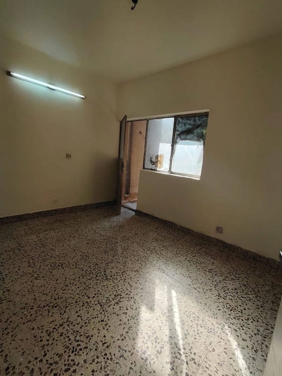 السلام عليكم شقة  للبيع
العمارات الكويتية حي الاعلام

طابق الثاني الي فوق الارضي

3 غرف نوم / 2 خدمات / صاله ومطبخ / 2 مخزن

الشقة نظيفة  طابو صرف على طابو البياع

مكتب الكرادي

***********
