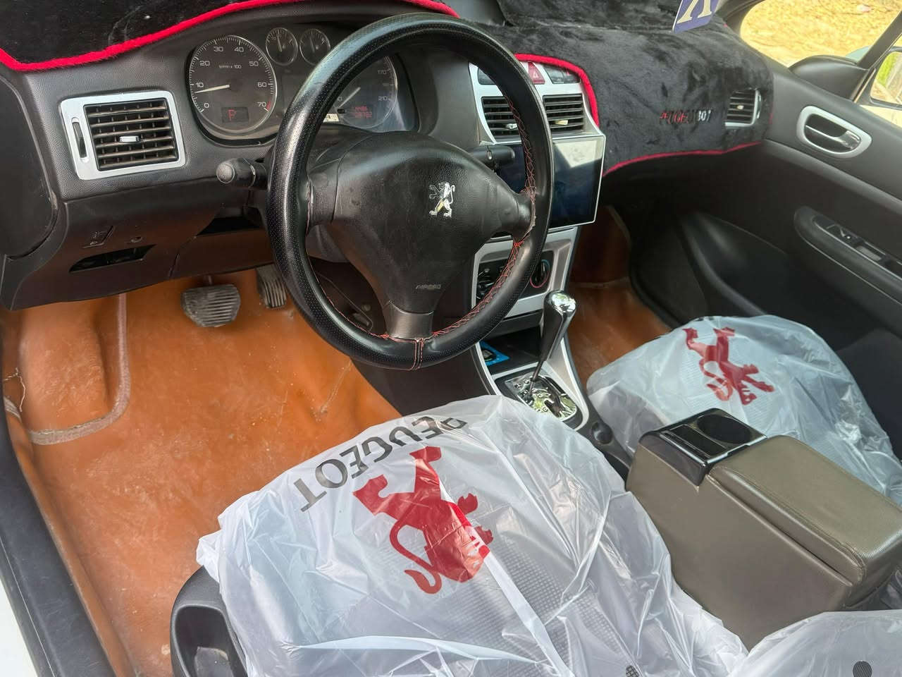 للبيع بيجو فرنسي ٣٠٧ موديل ٢٠٠٦
ماشيه ٢٠٠ الف حقيقي 
ولا كلوب مشتغل بيها بالدشبول
رقم بغداد مشروع وطني بسمي 
تبريد ❄️ ثلج 
كير محرك صدر امامي خلفي مكفول 
تخم تاير وباتري جدد
جامه اماميه جديده
سياره جاهزه من كلشي 
السعر 64 وبيها مجال
مكان السياره بغداد شهداء السيديه 
الاستفسار اكثر الاتصال على الرقم***********
