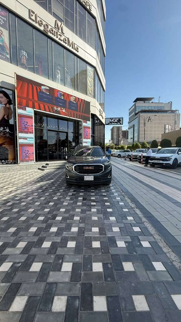 تيران 2018  محرك 2000 توربو 
حادثها جانبي باب السكن 
بيها طخات بسيطة مصلحة بارد 
السعر 140 وبيها مجال 
***********

