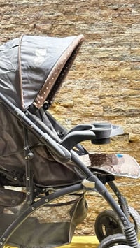 عربانة طفل • قابلة للطي • حامل كوب