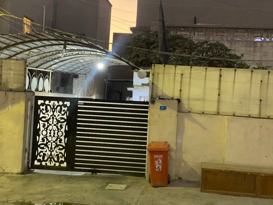 السلام عليكم بيت للبيع مساحه البيت ١٨٠ متر النزال ٢٠ والوجه ٩متر موقع البيت الزعفرانيه الربيع خلف مدرسه ايا صوفيا قرب جامع الرحمان البيت متكون من استقبال ومطبخ وخدمات وغرفه نوم فوك وحده حديقه مع كراج يتسع سيارتين المنطقه حلوه وهادئه البيت طابو ملك صرف الشارع عريض سعر المتر مليون ونص السعر الكلي ٢٧٠ موبايل 📱 ***********
