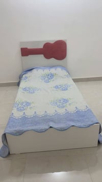 غرفة اخشاب بناتية تتكون من  سرير عدد 2 كومدي وسط بين السريرين  كنتور س...