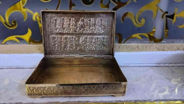 مساكم الله بالخير والبركه 🇮🇶🕊️🇮🇶 طاسه خلاص شغل يهود الشام تنزيل فضه قديم جدا مع علبة جكاير شغل شيراز نظافه تامه وموضحه في الصورة لذواقين الانتيكة للاستفسار خاص او الاتصال على الرقم التالي ***********اخوكم كرار الشيخ
