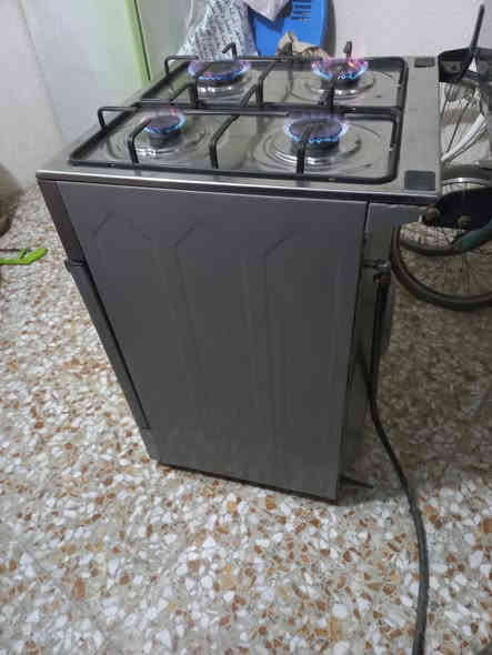 طباخ للبيع نضيف جدا كله شغال السعر ٨٥ وبي مجال بسيط المكان نهايه الشعله قرب العلوه منطقه الدهله الاتصال ***********
