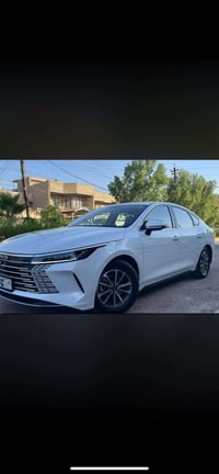 BYD  ديستروير موديل 2025  لون ابيض رقم بغداد بأسمي ماشيه 5 الف كم  الس...