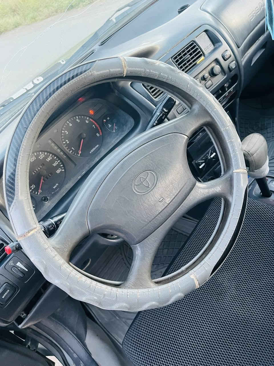 السلام عليكم… كورلا 1994 
رقم نينوى دولي بأسمي شرط التحويل هزة وسنوية جديد ✅
تدفئة فول ✅
تبريد ثلج ❄️ شرط ✅
محرك شرط لا صرف ولا بخار ولا تنقيص ✅
ملاحظة (گير بي خلل تاخير بالنمر مرات ينمر ومرات ما ينمر ماعرف شنو الخلل) ✅
اطارات شرط جدد ✅
صدر ممتاز ✅
صبغ عام جماليه ✅
السعر (47) وبيها مجال بسيط جداً ✅
نقد فقط ✅
رقم الهاتف :***********✅
العنوان القيارة ✅
