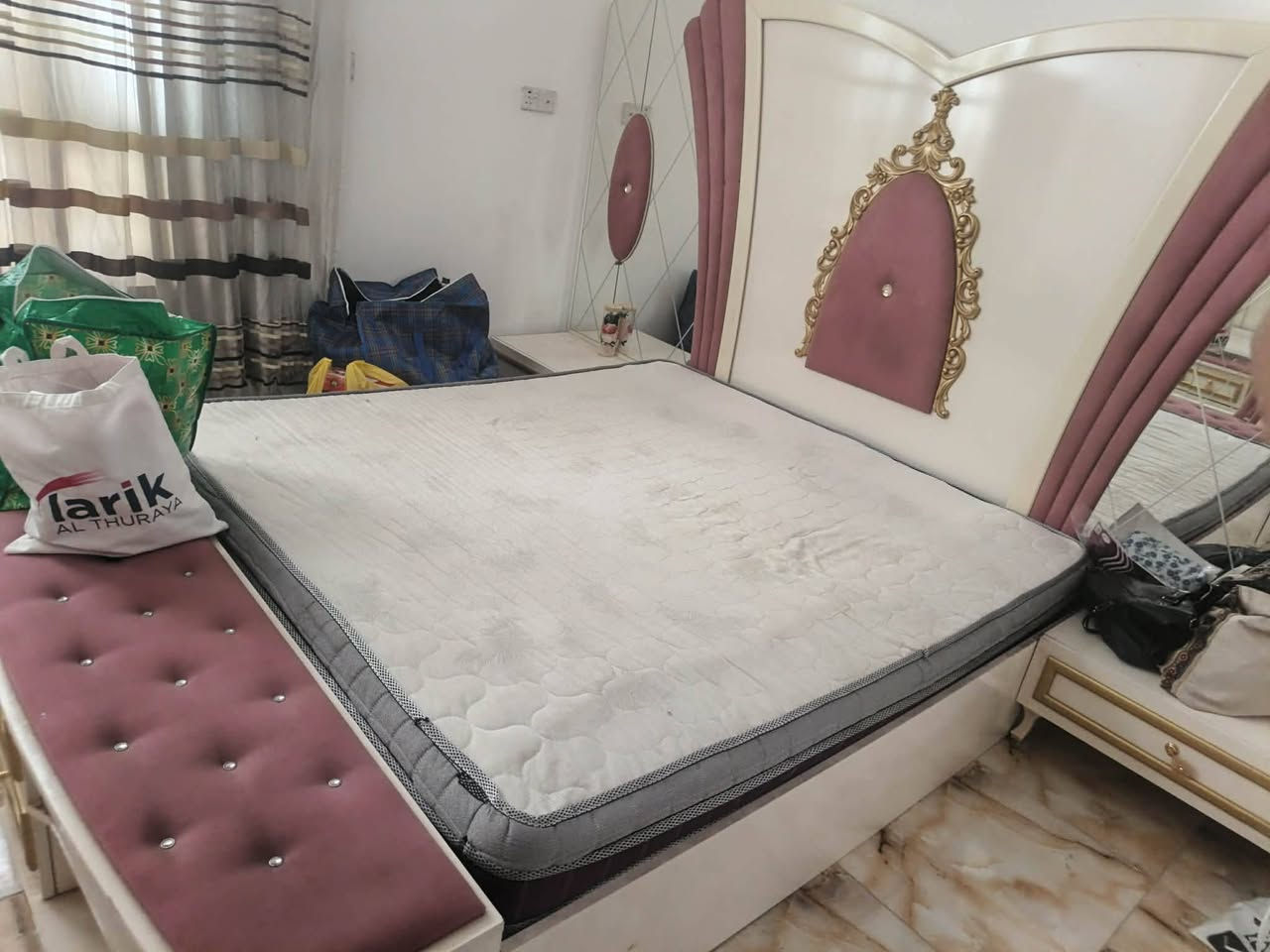 السلام عليكم للبيع غرفه نوم تركيه 7 قطع 
سعرها 550 وبيها مجال بسيط
الاستفسار اتصال ع ***********
