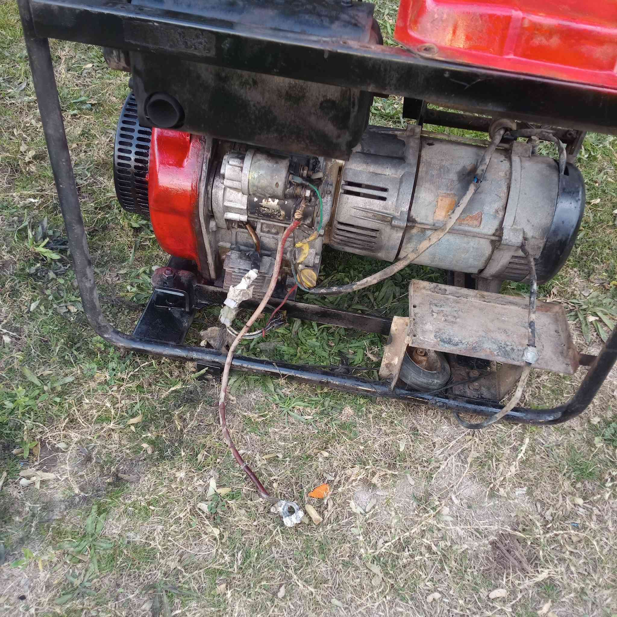 سلام عليكم مولد للبيع مولد جاهزه جديد تشغيل حبل أو سلف نقص باتري فقط سعر 250 الف المكان بغداد المحمودية الاتصال ***********
