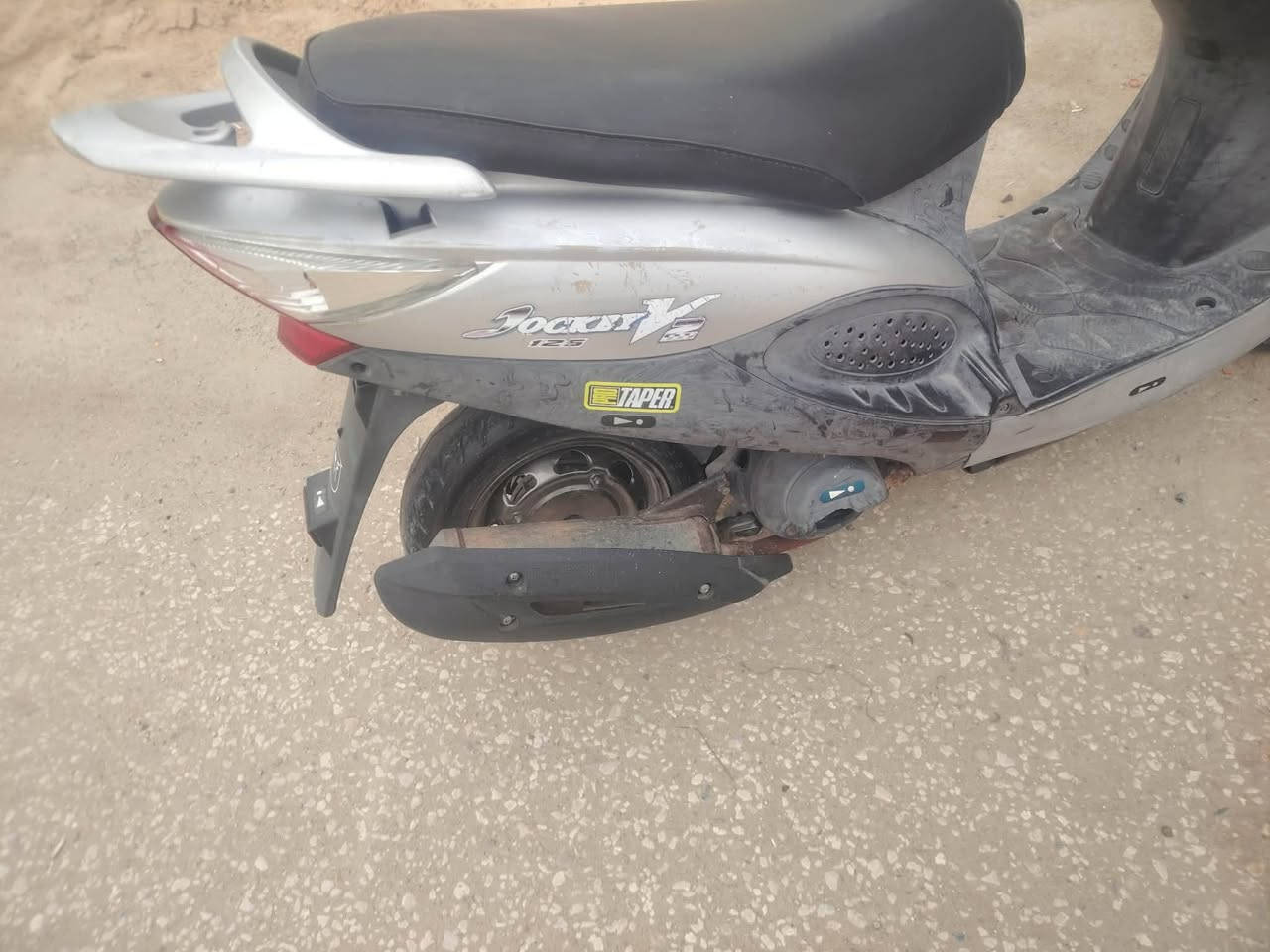 السلام عليكم كامكو في تو  دراجة حاوية ستوهة طالعة  على الفحص مكينة شلعة ومعدل خير من الله وين ما يعجبك تفحص. اذا بيه برغي مبدل ٧٠٠.وبيهة مجال حك الجية  مكان الدراجة نجف مناذره *********** )
