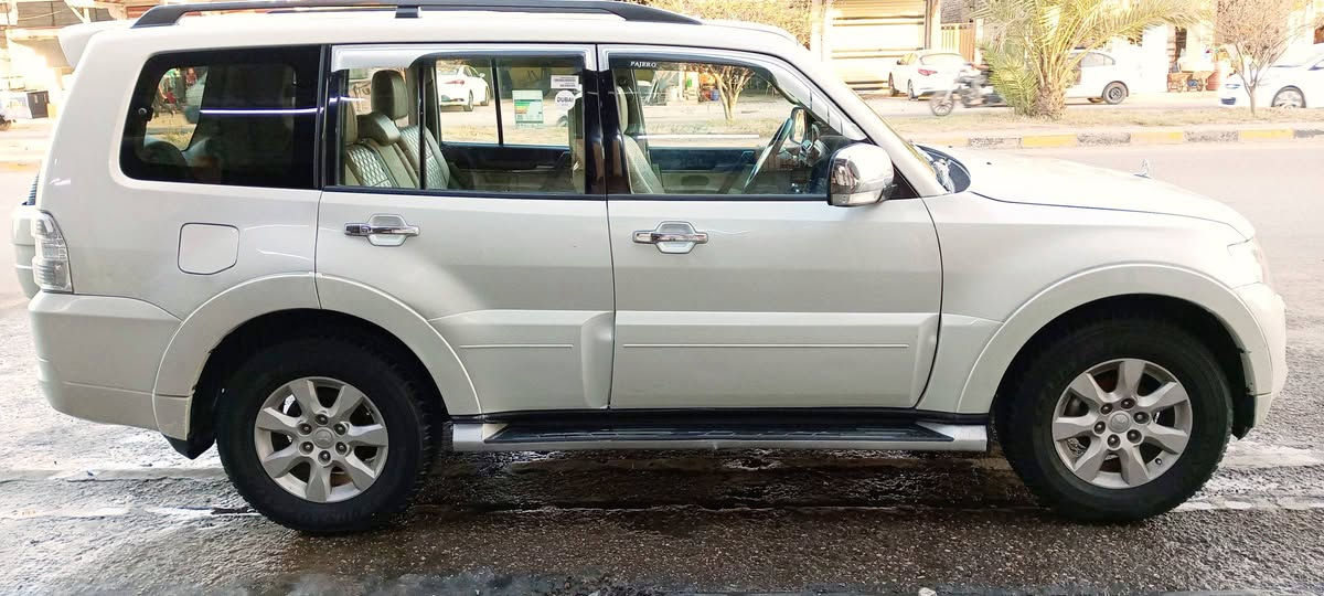 سلام عليكم باجيرو للبيع موديل 2010 حبتور زراگ لايت دمام سبعه راكب ثلاجه فتحه كشنات  كهرباء وجلد تبريد 3 قطع تخم تاير دنلوب تحكم ستيرن محرك 3500 المرغوب سياره مكفولة ما عدا يم قبق البانزين شبر فقط سياره جديده مال بيت سعر 145 وبيها مجال رقم الاستفسار *********** رقم بغداد وبأسمي انكليزي
