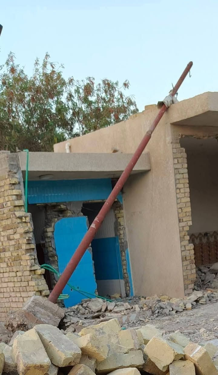 #مكلفة بالنشر
باب كامل مع الجام نظيف جدآ طول 2.80 متر
العرض 1متر السعر ب200 وبي مجال 
عمود كهرباء طول 5.50 متر السعر 50 وبي مجال
زجاج 14 قطعه طول 1.30متر وعرض 40 سم كلهن ب40
مكانهن انوار الصدر الشراي يتصل ‏‪***********
