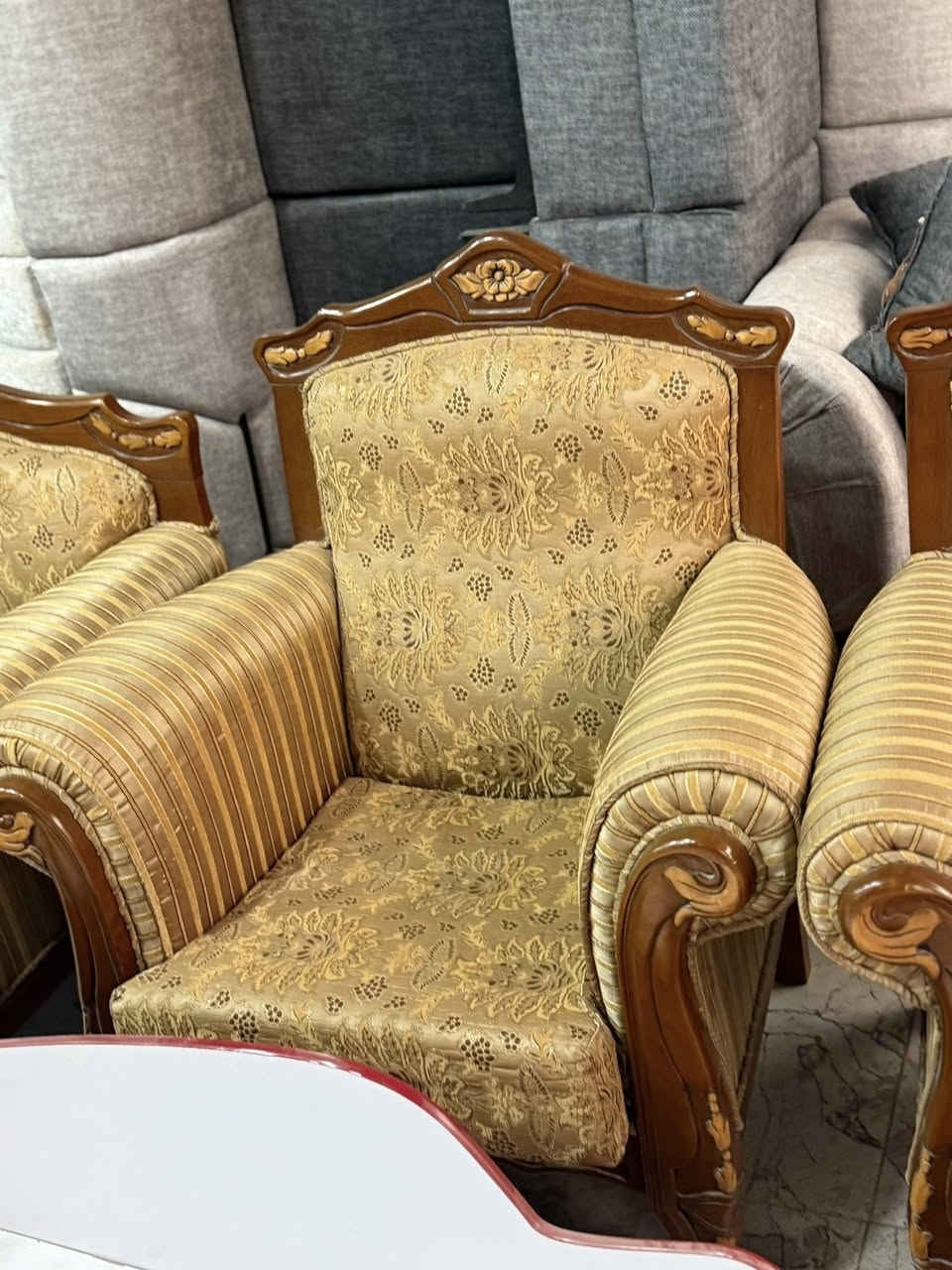 معرض اليقين للأثاث المنزلي 
تخم ملكي زان درجة اولى نضافة 100‎%‎مابي كل ضرر اخو جديد
6قطع 4كرسي وثنين￼ كبار 10مقاعد يعني
للحجز او الاستفسار ***********وبي واتساب
