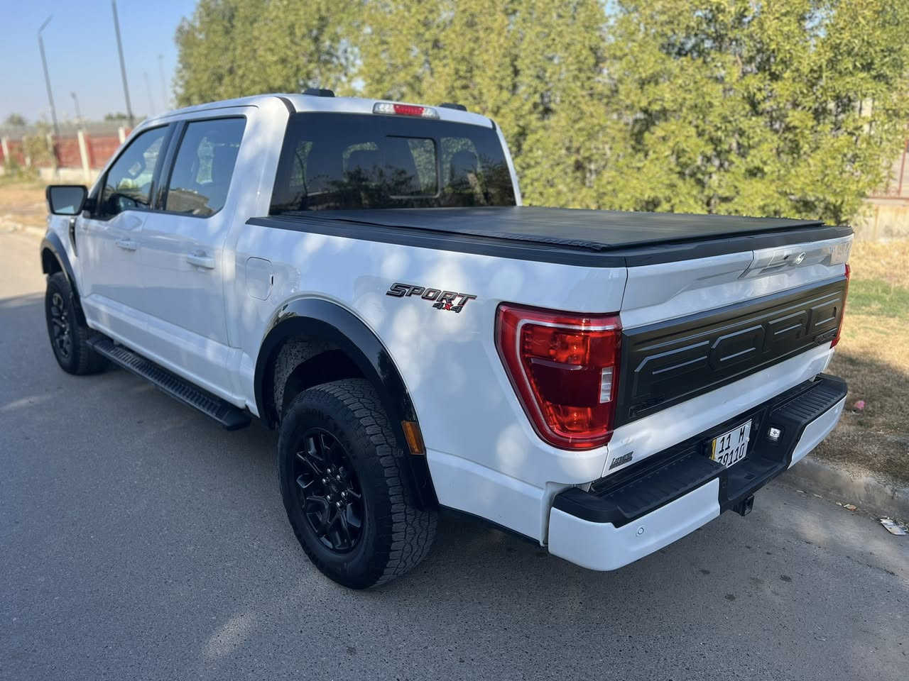 للبيع 
فورد F150 
موديل ٢٠٢٣
فئه xlt sport 
محرك ٨ سلندر ٥٠٠٠ تنفس طبيعي 
وارد امريكي صبغ دعاميات فقط وبدون ايرباك وموضحه صور الحادث
ماشيه ٤٤٠٠٠ مايل 
شاشه كبيره  
 كير طرح وباقي مواصفاته العاديه
اناره محيطيه واناره خلفيه
معلايه من كدام وضايفلها سبيسرات
وضايفلها نفخات جاملغ اصليات
لون ابيض داخل اسود 
السياره اني مستوردها من امريكا وباسمي 
السياره جاهزه ومابيها اي مشكله
رقم بغداد تحويل مباشر 
السعر 325 ورقه يعني 32500 دولار بيها ومجال بسيط للمشتري 
مكانها بغداد حي العدل
للاستفسار: ***********
