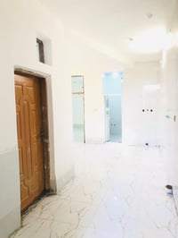 للإيجار شقة واسعة المساحة تقع خلف مجمع الصباح الطبي، في منطقة هادئة وق...