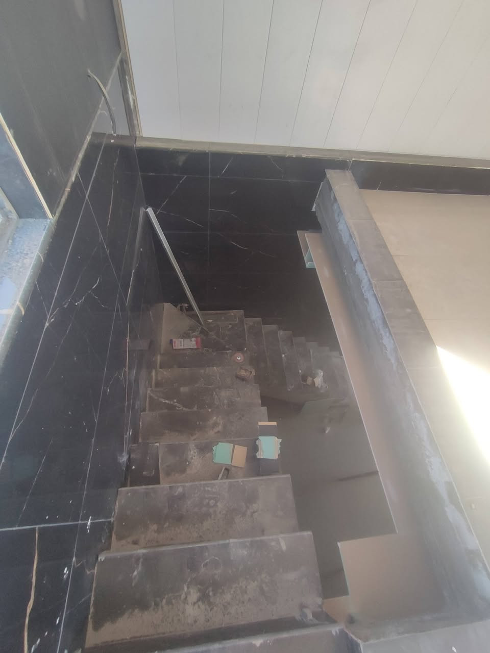 سلام عليكم بيت البيع بحي وفاء مساحه ١٠٠ طابق واحد بيت زيزر ما مسون بي بعد  ١٥ يوم يكمل منطقت الساتذه اللاستفسار مكتب براكات ام بنين ***********
