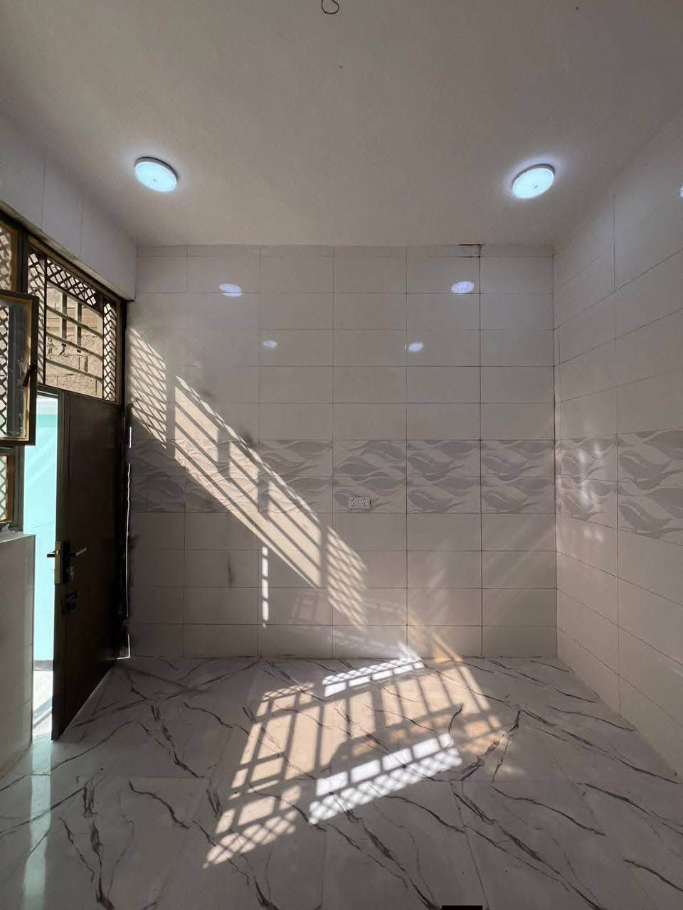 بيت #ثلاث غرف #وبسعر_75

هذا البيت #للبيع 🏠

المساحة :: 170م 

ملك صرف زراعي عراقي نموذج 25

#يحتوي :: كراج واسع . استقبال . صحيات خارجية

مطبخ . صالة . #ثلاث غرف منام . صحيات داخلية

منور . درج . إضافة إلى سطح خارجي .

———

البصرة - ابي الخصيب - ابو كوصرة 
قرب السايدين الخارجي بمسافة 600م

———

#السعر_المطلوب :: 75 مليون قابل للتفاوض 

شارع 8م وقريب من شارع ابوكوصرة الرئيسي

#الخدمات :: مدارس 5 دقائق مشي ماء كهرباء 

سناتر منطقة سكنية ومرتبة .

———

#للأستفسار ::*********** صادق البصرة, العراق

