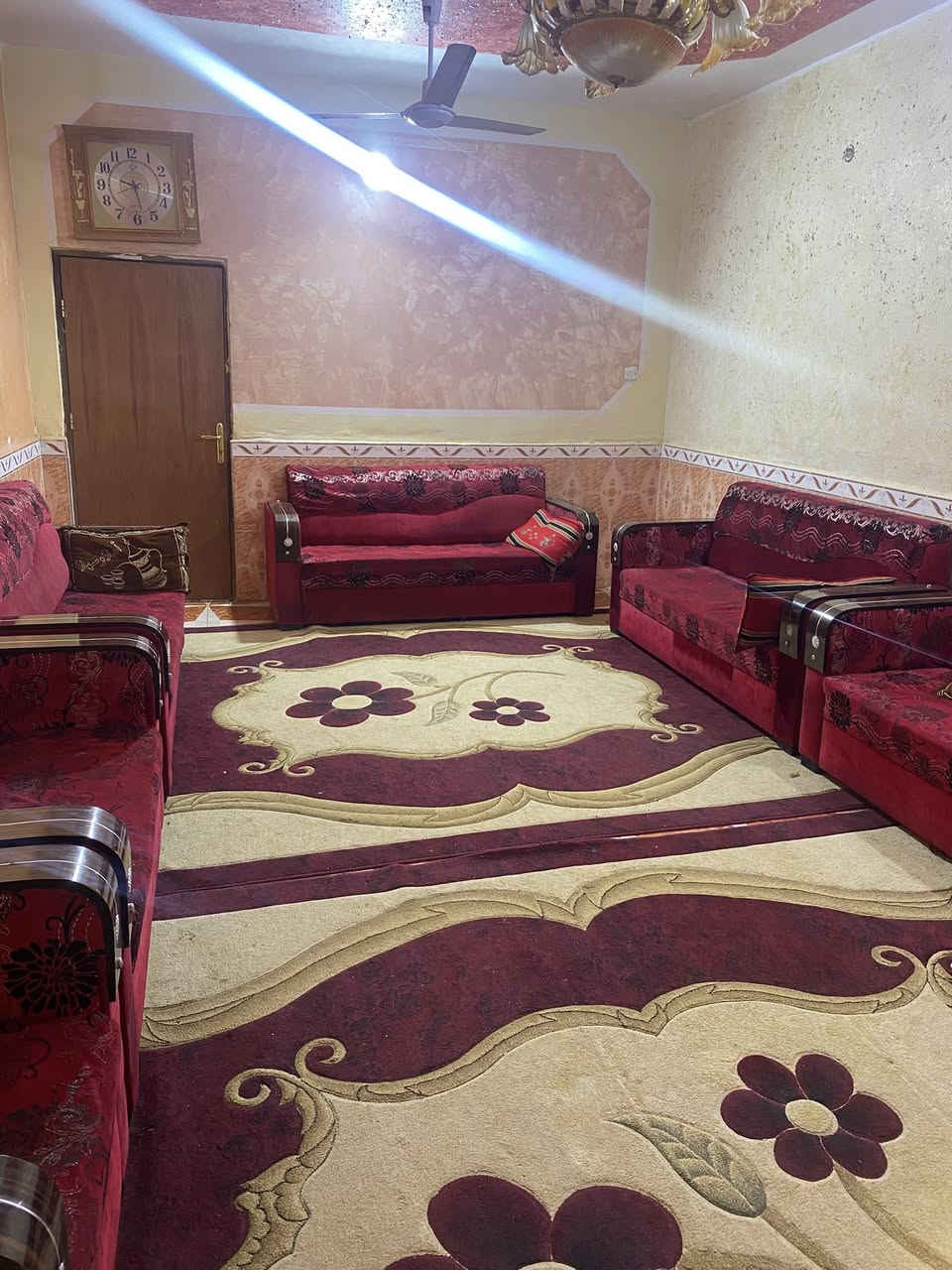 السلام عليكم بيت في حي الخضراء المساحة 200
طابقين مسلم 
5 عرف نوم 
2 مطبخ 
3 مجموعات صحية 
2 منور 
موقع بعد الوجه بفرع 
السعر 250 
مستعجل على البيع 

‭0775 723 0627‬
