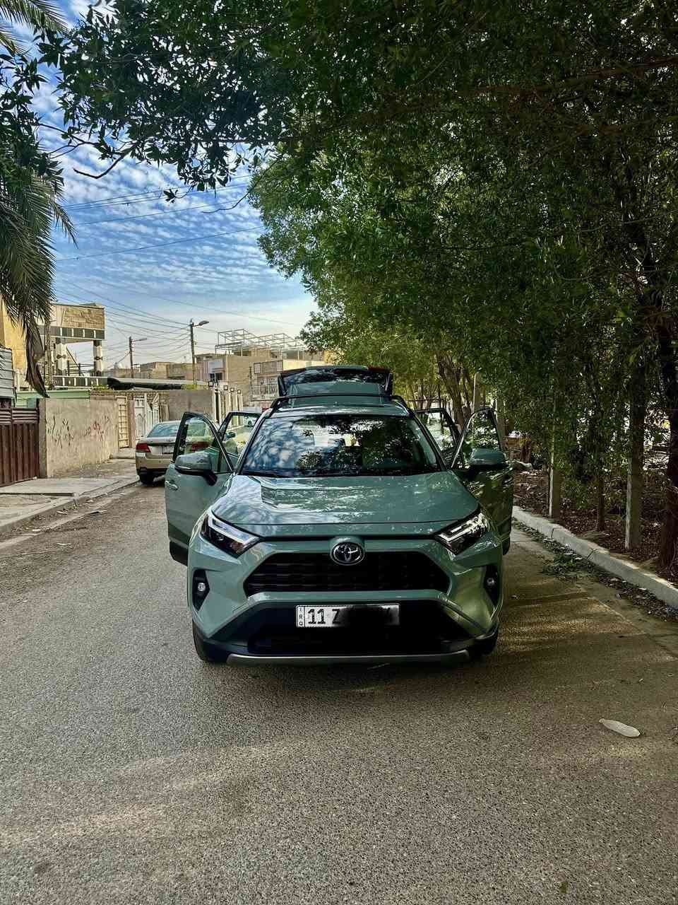 سلام عليكم راف فور موديل 2023 هايبرد XLE الاون سمنتي حادث السياره امامي تبديل بنيد فقط ماشيه 34 (م)اني مكلف بل النشر رقم صاحب السياره  *********** مكان السياره بغداد حي العامل
