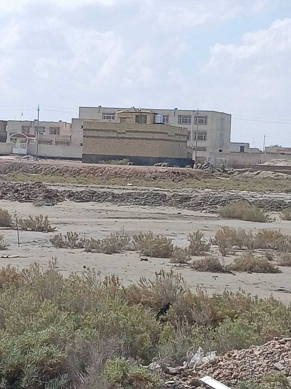 بيت طابو أسهم تحويل بأسم المشتري مساحه 200م
كاع الدبوس مجاور كوت محينه يبعد قليل عن سيطرة ام العباس على الجهه اليمنى قريب  للشارع العام 

يبعد عن المدارس 100م ومستشفى قيد الانشاء

السعر ٦٥وبي مجال 

بناء حديث  طابوق كونكريت مسلح رباطات 

يتكون من استقبال وصاله وغرفتين ومطبخ ومجمع صحيات داخليه عدد 2 ومجمع صحيات خارجي ومناور ثنين
  نقص سيراميك وبياض وتسليك
 

واتساب***********
او خاص
