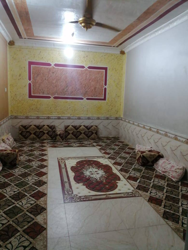 بيت للبيع المساحة 100 متر امامي البناء عگاده
الطابق الاول 
غرفه وصاله واستقبال ومطبخ وصحيات 
الطابق الثاني
 شقه معزوله عن البيت غرفتين وصاله وصحيات السعر 120مليون وبيه مجال مدينه الصدر/شارع المضخه /المثلث /مقابل المتنزه/ اتصل على الرقم ***********
