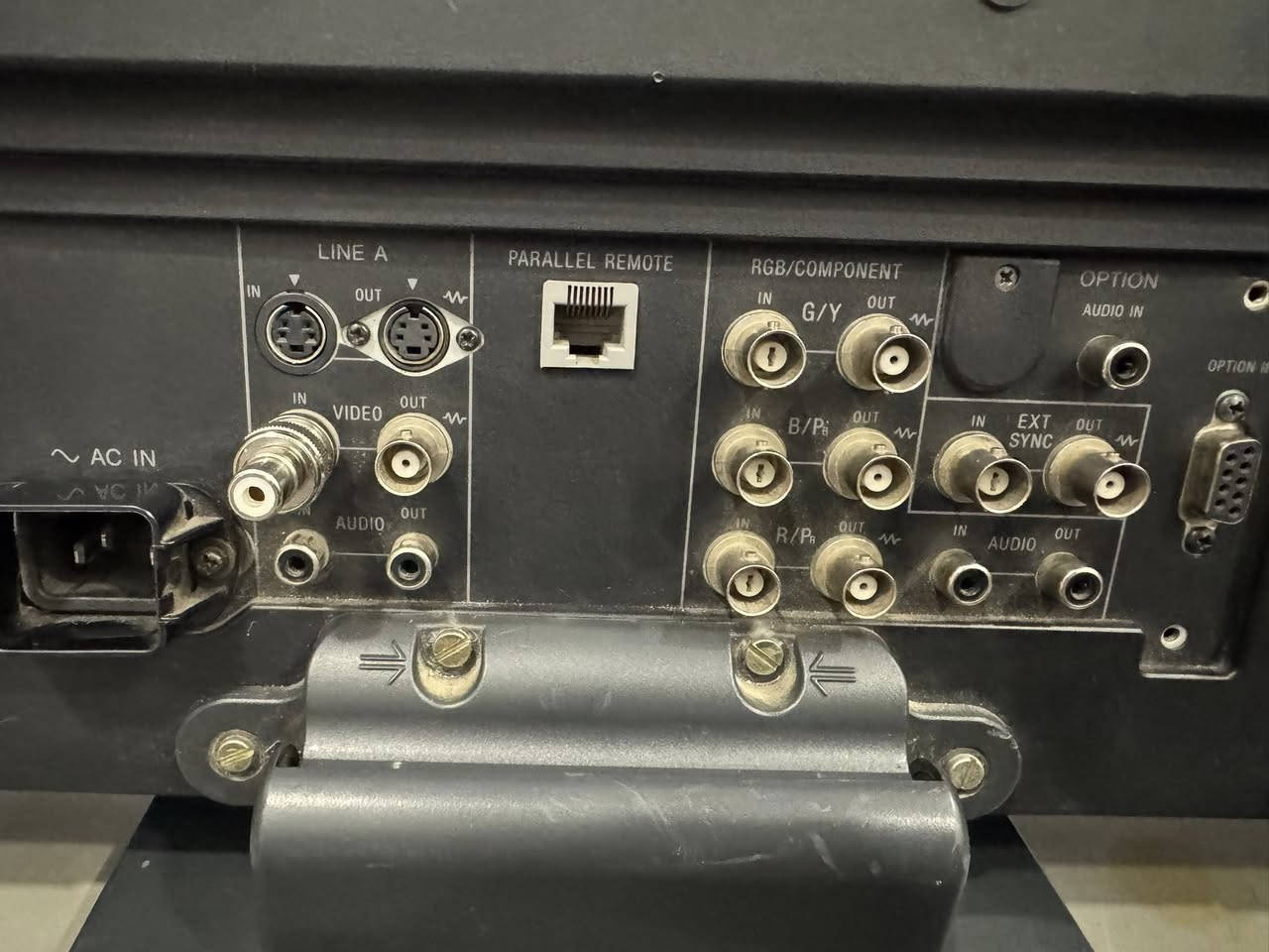 مونيتر سوني LMD 2030
مونيتر سوني LMD 2030

وحده من اندر مونترات السوني حجم ٢٠ 

تدعم SD و HD

مداخل

AV - Composite
S-Video
RGB
Component
HDMI

الشاشة بيه كسر بالاطار مبين بالصوره
وايضا شخوط خفيفه من تشتغل الشاشة متبين ابد

السعر ١٥٠ الف 

مكاني بغداد - لا يوجد توصيل


**إذا كنت صاحب هذا الإعلان وتريد حذفه لأي سبب، رجاءا أرسل رسالة إلى الدعم الفني**