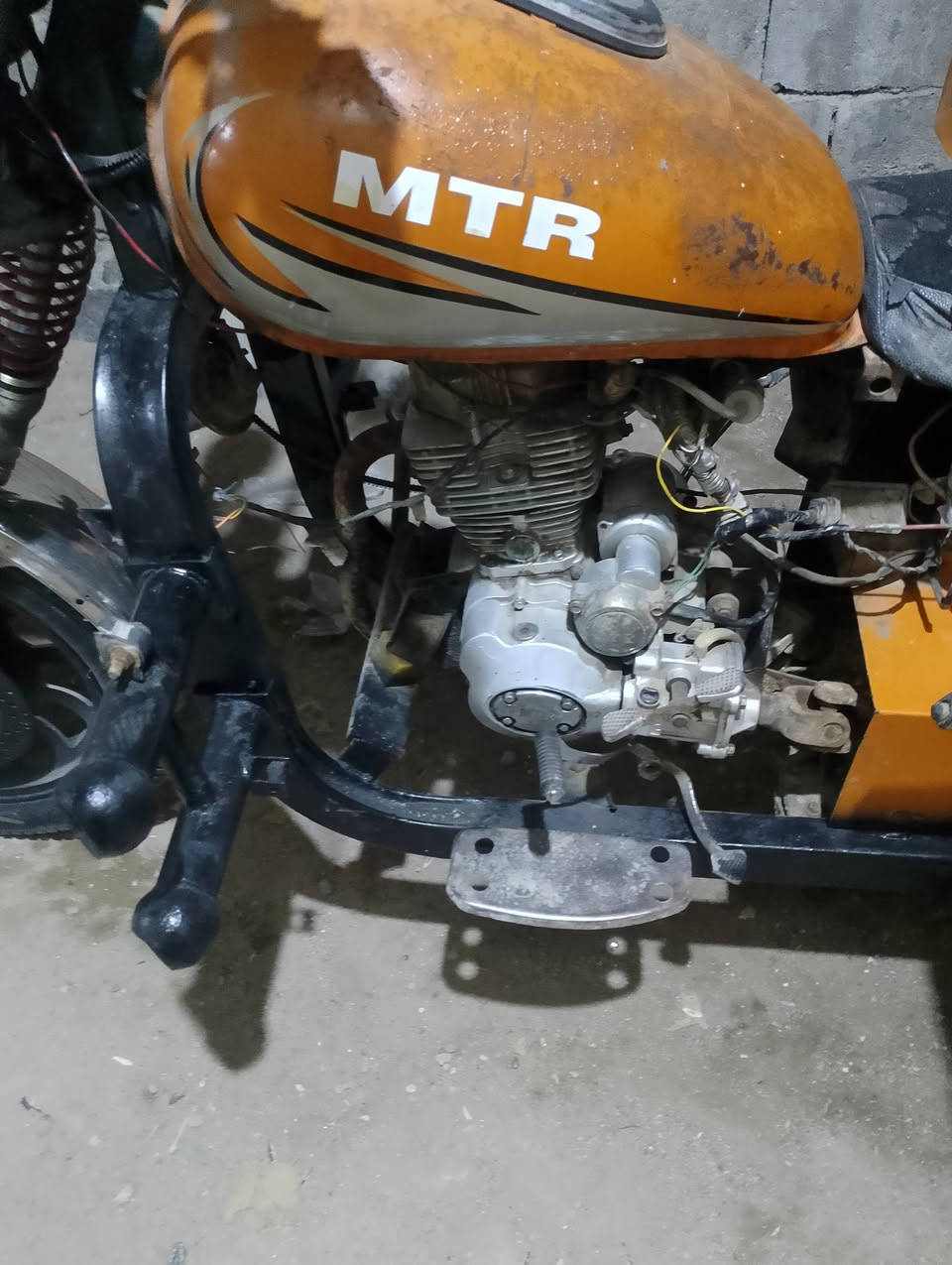 السلام وعليكم شباب ستوته اللبيع اوراق شاصي مكفول محرك مجفت مره وحده موديل 16سعر مليون بيه مجال مكان البصره ***********
